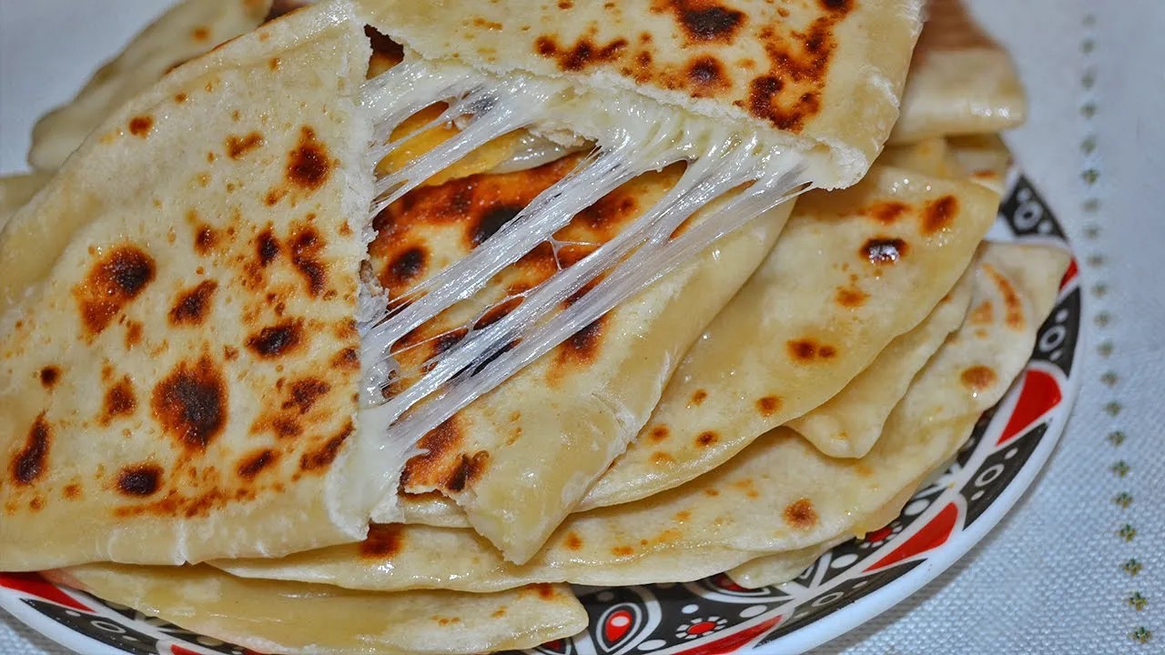 ПОЛУМЕСЕЦИ С КАШКАВАЛ - ВКУСНО ХАПВАНЕ ЗА ЦЯЛОТО СЕМЕЙСТВО!