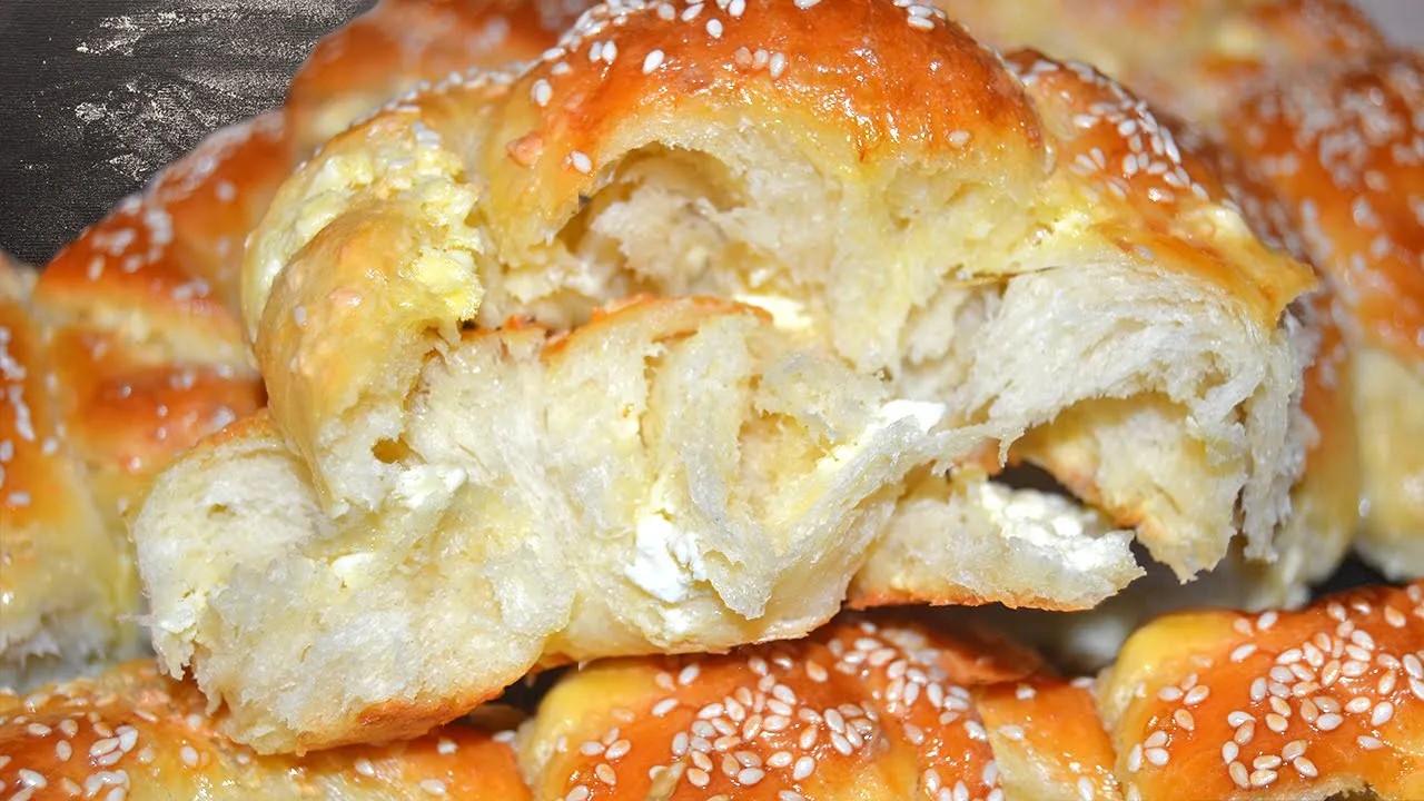 ТУТМАНИЦИ СЪС СИРЕНЕ - МЕКИ КАТО ПАМУК! ЧУДЕСНИ И МНОГО ВКУСНИ ЗАКУСКИ!