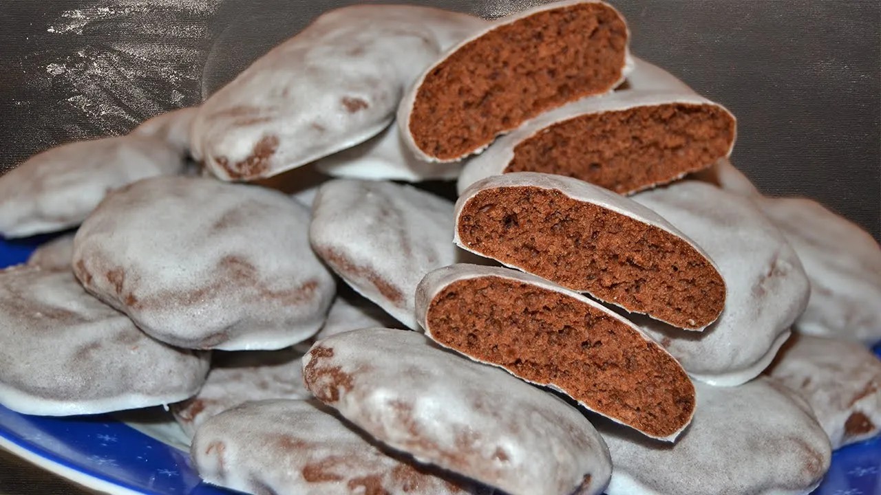 ВКУСНИ И ЛЕСНИ КАКАОВИ СЛАДКИ (ПРЯНИКИ) - МЕКИ ОТВЪТРЕ, СЪС СЛАДКА ЗАХАРНА КОРИЧКА!