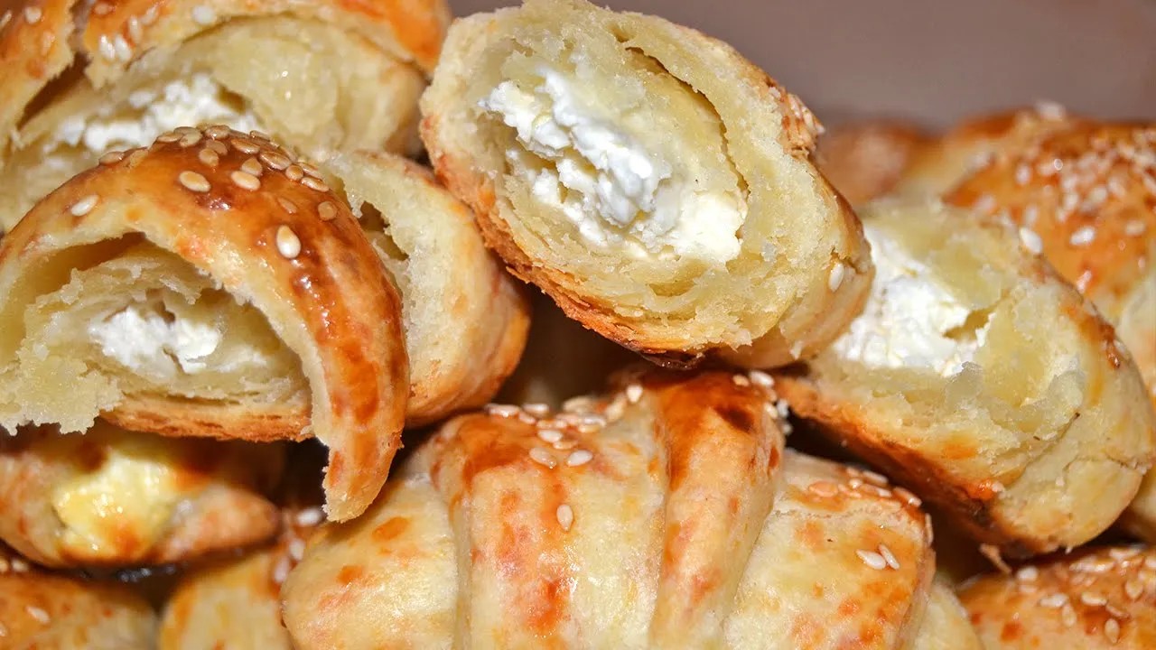 БЕЗ НАБУХВАТЕЛ! ДОМАШНИ БУТЕР КИФЛИЧКИ СЪС СИРЕНЕ! МНОГОСЛОЙНИ, ВКУСНИ И БЪРЗИ ЗА ПРИГОТВЯНЕ!