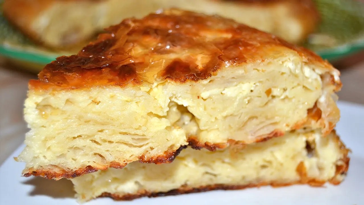 БАНИЦА НА ТИГАН СЪС СИРЕНЕ И ГОТОВИ КОРИ - много сочна! Интересна, вкусна и по-различна баница!